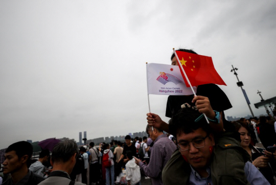 2022 항저우아시안게임 개막을 기다리는 중국 항저우 시민들의 모습. 뉴시스