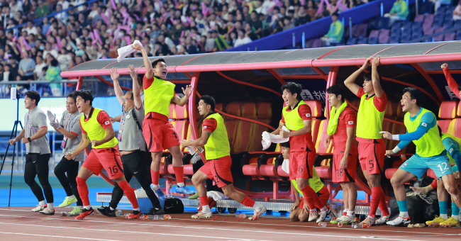 한국 축구대표팀 선수들이 지난 4일 중국 항저우 황룽 스포츠센터 스타디움에서 열린 우즈베키스탄과의 2022 항저우아시안게임 남자축구 4강전에서 2-1 승리가 확정되자 기뻐하고 있다. 연합뉴스