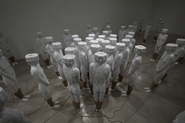 고리 Link, 2014, 혼합재료, 103×16×25㎝, 성곡미술관 설치. 작가 제공