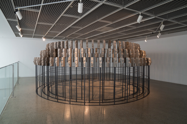고리 Ⅱ, 2023, 그라우트에 아크릴릭, 철, 550×550×210㎝, 아트센터 화이트블럭 설치. 작가 제공