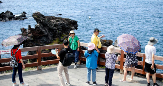 낮 기온이 30도를 웃돌며 늦더위가 기승을 부린 9월15일 오후 제주 시내권 대표적인 관광지 용두암을 찾은 중국인 단체관광객들이 기념촬영을 하며 즐거운 시간을 보내고 있다. 뉴시스