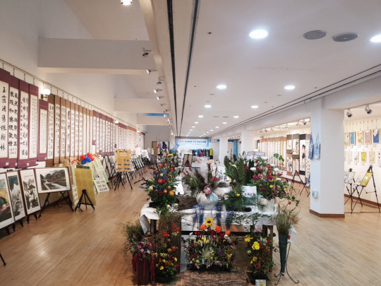 지난 2019년 자치회관 우수작품 전시회에 전시된 자치회관 프로그램 수강생들의 작품들. 강북구청 제공