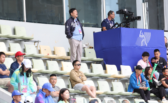 허구연 KBO 총재가 6일 중국 저장성 사오싱 야구·소프트볼 스포츠센터 1구장에서 열린 항저우아시안게임 슈퍼라운드 2차전 한국과 중국의 경기를 관중석에서 보고 있다. 뉴시스