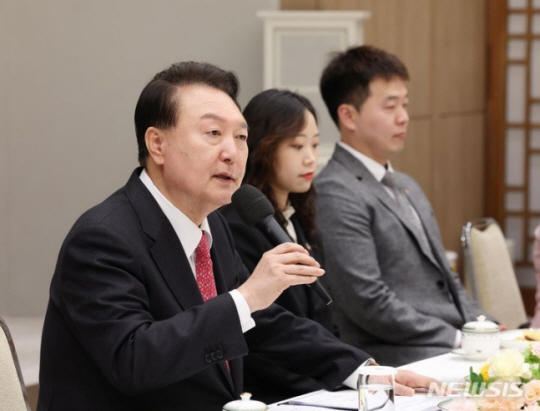 윤석열 대통령이 6일 서울 용산 대통령실 청사에서 열린 현장 교원과의 대화에서 발언하고 있다. 뉴시스