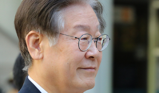 이재명 더불어민주당 대표가 6일 오전 서울 서초구 서울중앙지법에서 열린 ‘대장동 배임 및 성남FC 뇌물 의혹’ 관련 1차 공판을 마친 뒤 법원을 나서고 있다.뉴시스