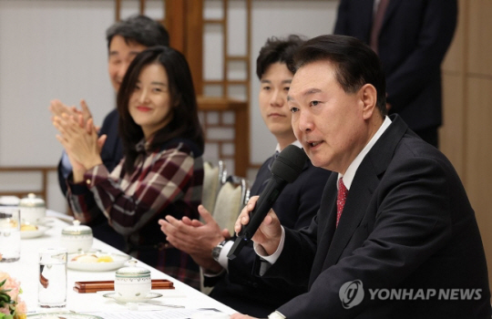 윤석열 대통령이 6일 서울 용산 대통령실 청사에서 열린 현장 교원과의 대화에서 격려 발언을 하고 있다. 연합뉴스