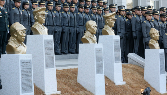 육사 관계자는 "2018년 1월 김완태 전 육사교장이 주요 관계자가 모인 회의에서 3월 초 예정된 육사 74기 졸업 및 임관식 행사 관련 ‘10년 만에 대통령이 임석하는 올해 졸업 및 임관식 주제는 독립군ㆍ광복군’이며, 그 일환으로 독립군ㆍ광복군 흉상 설치를 지시했다"고 밝혔다. 사진은 2018년 3월 육사 충무관 현관 중앙에 졸속 설치된 독립군·광복군 5인 흉상. 연합뉴스