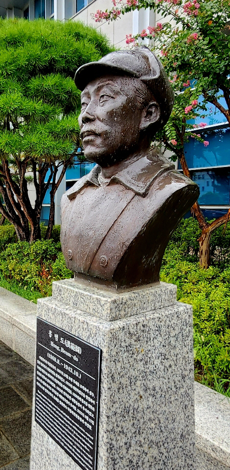 문재인 정부 때인 2018년 육군사관학교(육사) 교정에 졸속 설치된 홍범도 장군 흉상 관련 책임 공방이 벌어지고 있다. 사진은 서울 용산 국방부 본관 앞에 설치된 홍 장군 흉상. 정충신 선임기자
