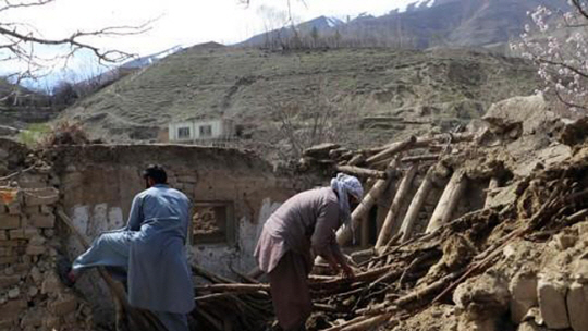 지난 3월 아프간 바다크샨주에서 발생한 지진으로 무너진 집을 복구하는 주민. 사진은 기사와 직접 관련이 없음. AFP 연합뉴스 자료사진