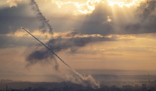 7일(현지시간) 팔레스타인 가자지구에서 이스라엘을 향해 로켓이 발사되고 있다. AP 연합뉴스