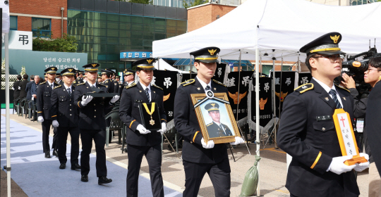 지난 7일 경기 부천시 중동 원미경찰서에서 최근 화재원인 조사 중 숨진 고 박찬준 경위의 영결식이 거행됐다. 경기남부경찰청 제공