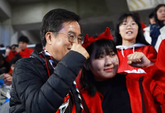 7일 경기 수원시 팔달구 우만동 수원월드컵경기장에서 열린 항저우 아시안게임 축구 결승전 단체관람 행사에서 김동연 경기지사가 한 관람객과 사진을 찍고 있다. 김동연 경기지사 SNS 영상 갈무리