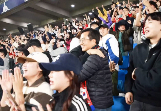7일 경기 수원시 팔달구 우만동 수원월드컵경기장에서 열린 항저우 아시안게임 축구 결승전 단체관람 행사에서 한국이 일본을 상대로 승리를 거두자 김동연 경기지사가 옆에 있던 관중과 부둥켜 안고 기뼈하고 있다. 김동연 경기지사 SNS 영상 갈무리