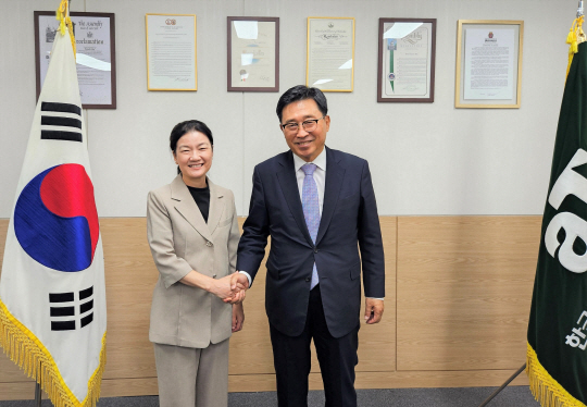 김춘진 한국농수산식품유통공사 사장(우측)이 전혜경 사단법인 한국식생활교육학회장과 지난 6일 지속가능한 식생활 및 식생활 교육 가치 실현 방안에 대해 논의한 후 사진촬영을 하고 있다. (aT 제공)