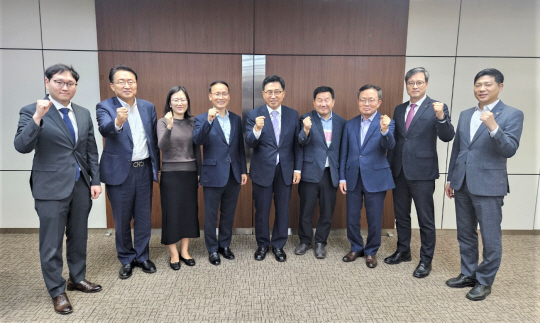 김춘진(왼쪽 다섯 번째) 한국농수산식품유통공사 사장이 지난 6일 서울 양재동 aT센터에서 열린 ‘식량안보 CEO 자문위원회 소위원회’에서 참석자들과 기념촬영을 하고 있다. (aT 제공)
