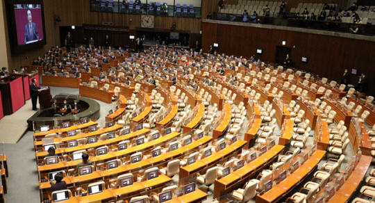 윤석열 대통령이 지난해 10월 25일 오전 더불어민주당 의원 전원이 불참한 가운데 2023년 예산안 시정연설을 하고 있다. 이날 민주당 의원들은 검찰의 대선자금 수사와 해외 순방 중 ‘뉴욕 발언 논란’, 종북 주사파 발언 등에 대한 윤 대통령의 사과를 요구하면서 시정연설이 이뤄진 본회의장에 입장하지 않았다.국회사진기자단