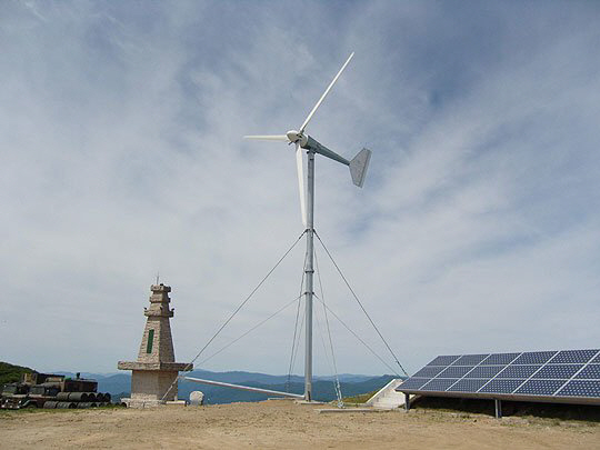 육군 부대 최전방 관측소(OP)에 설치된 태양광 및 풍력 발전설비. 한전KPS 제공
