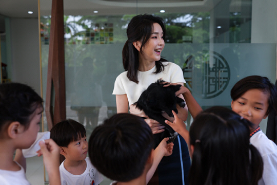 지난해 11월 윤석열 대통령의 동남아 순방에 동행한 김건희 여사가 인도네시아 발리의 학글학교를 방문해 학생들과 만나고 있다.대통령실 제공