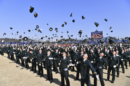 육·해·공군 해병대, 학군장교(ROTC)  통합임관식 장면. 연합뉴스