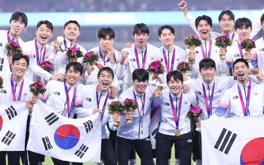 아시안게임 3연패 달성… 韓 축구 미래들 유럽무대 향한 ‘날개’ 달았다