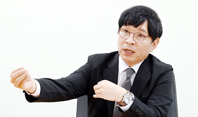 이시욱 대외경제정책연구원장이 지난 9월 26일 세종시 대외경제정책연구원 집무실에서 진행된 문화일보와 인터뷰에서 앞으로의 국제 경제 질서에 대해 “‘비슷한 가치를 지닌’ 국가끼리 이합집산을 통해 새롭게 형성이 될 것”이라며 과거처럼 모호한 입장을 취하는 것은 국익에 도움이 되지 않을 것이라고 강조했다.  곽성호 기자