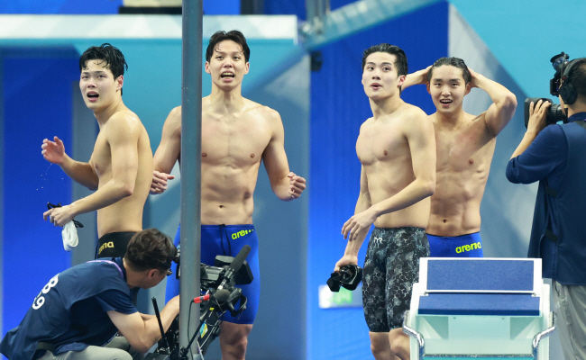 2022 항저우아시안게임 수영 경영 남자 800m 계영에서 금메달을 합작한 이호준(왼쪽부터)과 양재훈, 황선우, 김우민. 4명의 고른 활약으로 한국은 아시아 신기록이자 한국 신기록인 7분 01초 73을 작성하며 금메달을 획득했다.  연합뉴스