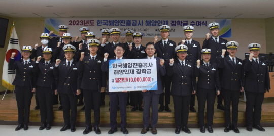 김양수(앞줄 왼쪽 다섯 번째) 한국해양진흥공사 사장과 인천해사고등학교 장학생들이 지난 6일 열린 ‘한국해양진흥공사, 해양인재 장학금 전달식’에서 기념 사진을 찍고 있다. 한국해양진흥공사 제공