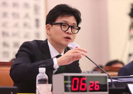 한동훈 법무부 장관이 11일 국회에서 열린 법제사법위원회 법무부 국정감사에서 의원의 질의에 답변하고 있다. 뉴시스