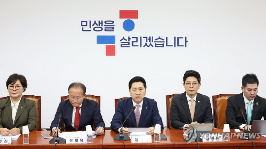김기현(가운데) 국민의힘 대표가 지난 5일 국회에서 열린 국민의힘 최고위원회의에서 발언하고 있다. 연합뉴스