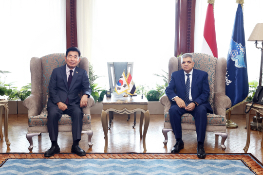 김진표(왼쪽) 국회의장은 10일(현지시간) 이집트 카이로에서 오사마 무니르 라비 수에즈운하청장과 면담했다. 국회의장실제공