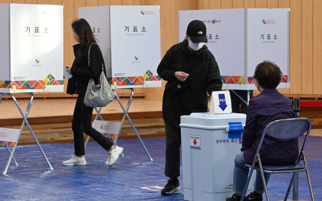 서울 강서구청장 보궐선거일인 11일 오전 서울 강서구 서울등현초등학교에 마련된 투표소에서 유권자들이 투표를 하고 있다. 김동훈 기자