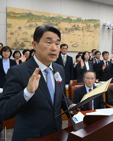 이주호 부총리 겸 교육부 장관이 10일 오전 서울 여의도 국회에서 열린 국회 교육위원회 국정감사에 앞서 선서하고 있다.  박윤슬 기자
