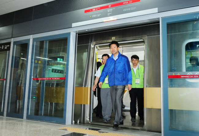 오세훈 서울시장이 스크린도어를 점검하고 있다.  서울교통공사 제공