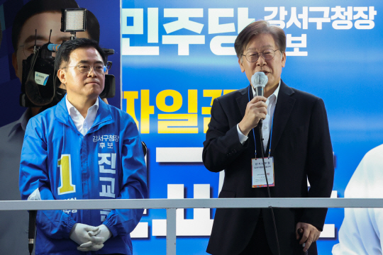 이재명(오른쪽) 더불어민주당 대표가 지난 9일 서울 강서구 발산역 인근에서 강서구청장 보궐선거 진교훈(왼쪽) 후보 지원 유세를 하고 있다. 진 후보는 11일 치러진 선거에서 김태우 국민의힘 후보를 누르고 당선됐다. 연합뉴스