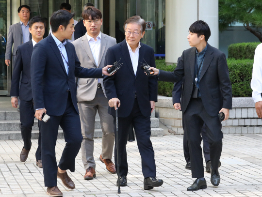 이재명 더불어민주당 대표가 지난 6일 서울 서초구 서울중앙지법에서 열린 ‘대장동 배임 및 성남FC 뇌물 의혹’ 관련 1차 공판을 마친 뒤 법원을 나서며 기자들의 질문을 듣고 있다. 뉴시스