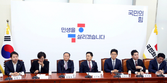 김기현 국민의힘 대표를 비롯한 최고위원들 12일 오전 서울 여의도 국회에서 열린 국민의힘 최고위원회의에서 굳은 표정을 짓고 있다. 뉴시스