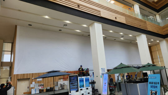 12일 오후 행안부의 조치로 문체부 로비의 임옥상 작가 작품이 천막으로 가려져 있다. 행정안전부 제공