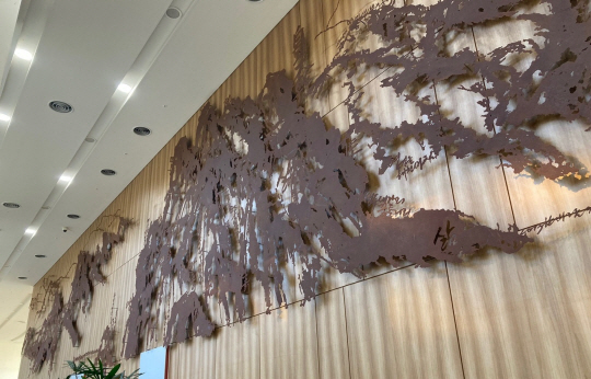 12일 오전 문체부 세종청사 1층 로비 벽에 걸려있는 임옥상 작가의 작품 ‘백두대간’. 문화체육관광부 제공