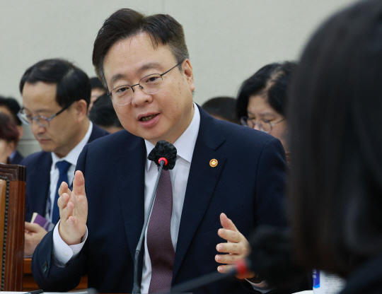 조규홍 보건복지부 장관이 12일 국회에서 열린 보건복지위원회 국정감사에서 의원 질의에 답하고 있다. 연합뉴스