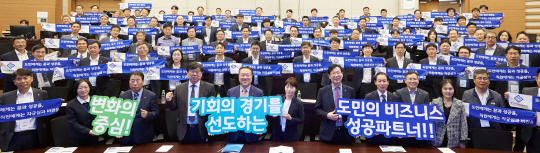 11일 경기 수원시 영통구 이의동 차세대융합기술연구원 컨퍼런스룸에서 열린 ‘경기신용보증재단(경기신보) 2030 비전선포식’에서 시석중(앞줄 왼쪽 다섯 번째) 경기신보 이사장을 비롯한 임직원과 내빈들이 기념사진을 찍고 있다. 경기신보 제공