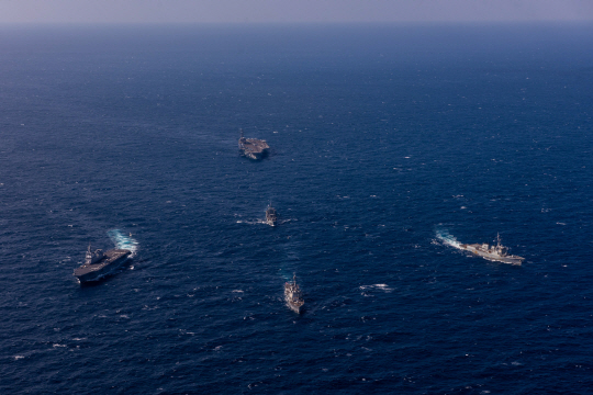 한미일 해상차단훈련 지난 10일 제주 동남방 공해상에서 한미일 해군이 해양차단훈련을 실시하고 있다.사진 앞줄 오른쪽부터 한국 해군 율곡이이함, 미국 해군 슈프함, 일본 해상자위대 휴가함, 둘째 줄 한국 해군 천지함, 셋째 줄 미국 해군 로널드레이건호. 해군 제공