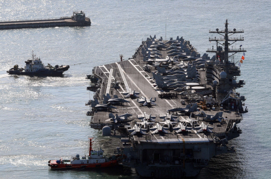 [미국 해군의 핵추진 항공모함 ‘로널드 레이건호’(CVN-76)가 12일 부산 남구 해군작전사령부 부산작전기지에 입항하고 있다. ‘떠다니는 군사기지’로 불리는 이 항모는 길이 332.8m, 폭 77.8m 규모이며, 비행갑판의 면적은 축구장의 3배 크기다. 특히 FA-18(슈퍼호넷), F-35C 전투기 등 80여 대의 항공기를 탑재하고, 승조원도 6000여 명에 달한다. 뉴시스