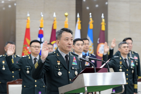 김승겸 합동참모본부 의장이 12일 서울 용산구 합동참모본부 청사에서 열린 국회 국방위원회 합동참모본부 등에 대한 국정감사에서 증인선서를 하고 있다. 뉴시스