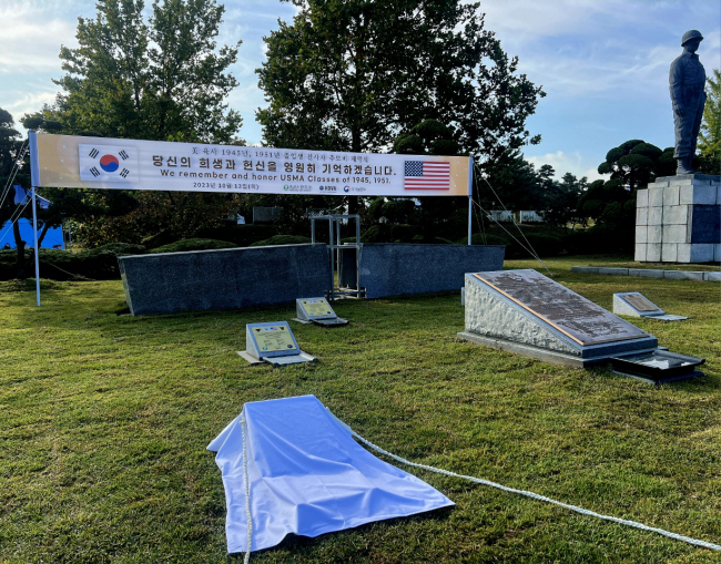 서울 노원구 공릉동 육군사관학교 내 조성된 한미동맹기념공원에 6·25전쟁에 참전해 전사한 미 육사(웨스트포인트) 출신 졸업생들의 추모비가 설립됐다. 12일 오전 제막식 행사를 앞두고 기념공원에 무대가 설치돼 있다.    국방일보 제공