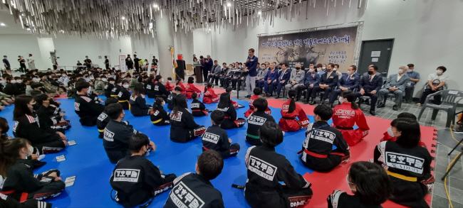 일제강점기인 1911년 세워진 신흥무관학교가 주최하는 무예 대회인 ‘제1회 전국 전통무예스포츠대회’가 지난해 6월 11일 서울 중구 남산 이화영기념관에서 열리고 있다. 신흥무관학교 제공