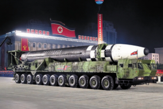 북한이 열병식 때 공개한 대륙간탄도미사일(ICBM) 화성 17형. 북한조선통신 연합뉴스