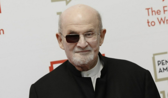지난 5월 국제펜클럽 미주지부 행사에 참석한 살만 루슈디. 연합뉴스