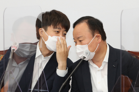 지난 2021년 7월 26일 국민의힘 이준석 대표와 김재원 최고위원이 국회에서 열린 최고위원회의에서 대화하고 있다. 국회사진기자단