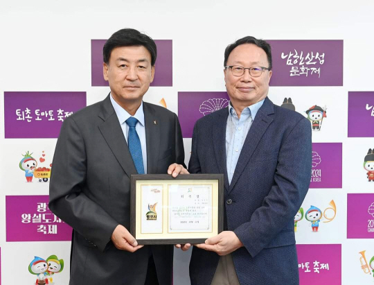 지난 10일 경기 광주시 경안동 시청사에서 방세환(왼쪽) 광주시장이 김민기 전 숭실대 언론홍보학과 교수에게 정책자문관 임명장을 전달하고 있다. 광주시청 제공