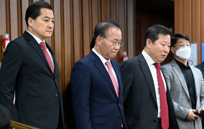 윤재옥(가운데) 국민의힘 원내대표 등 지도부가 13일 오전 국회에서 열린 국정감사대책회의장에 무거운 표정으로 들어서고 있다. 왼쪽부터 박대출 정책위의장, 윤 원내대표, 이철규 사무총장. 곽성호 기자